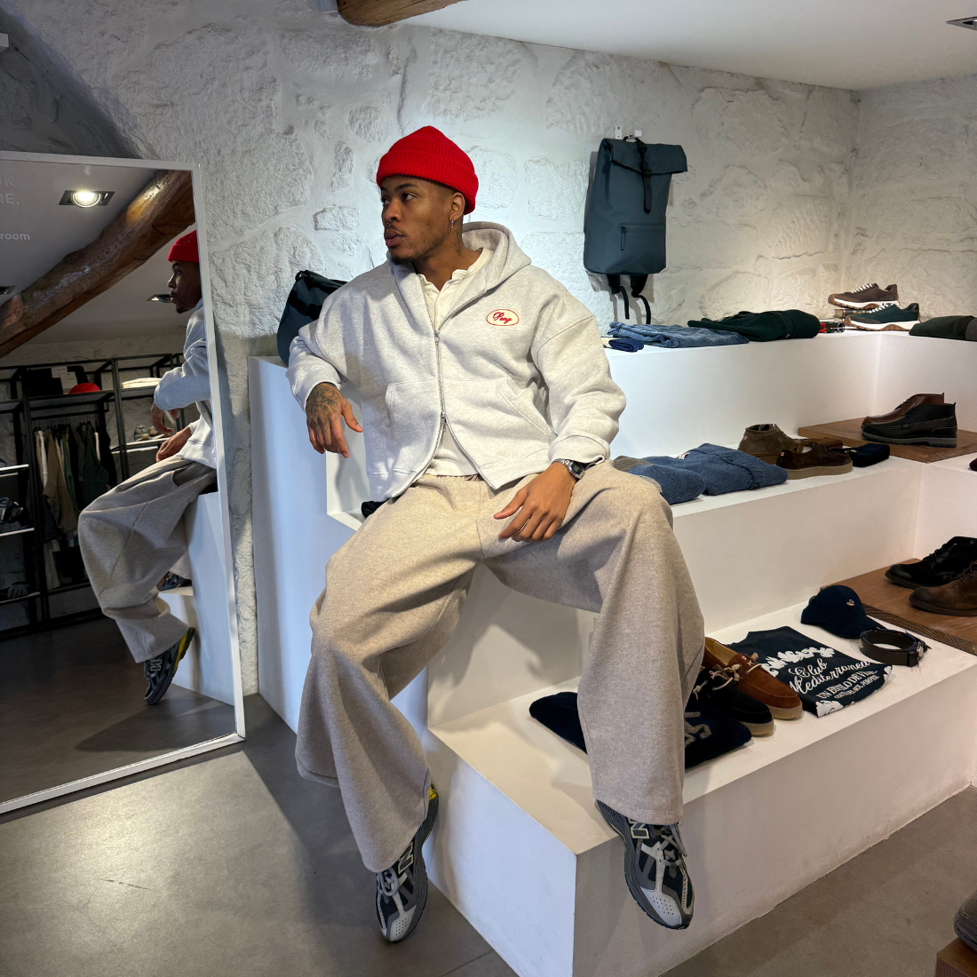 Sudadera con capucha y cremallera con parche